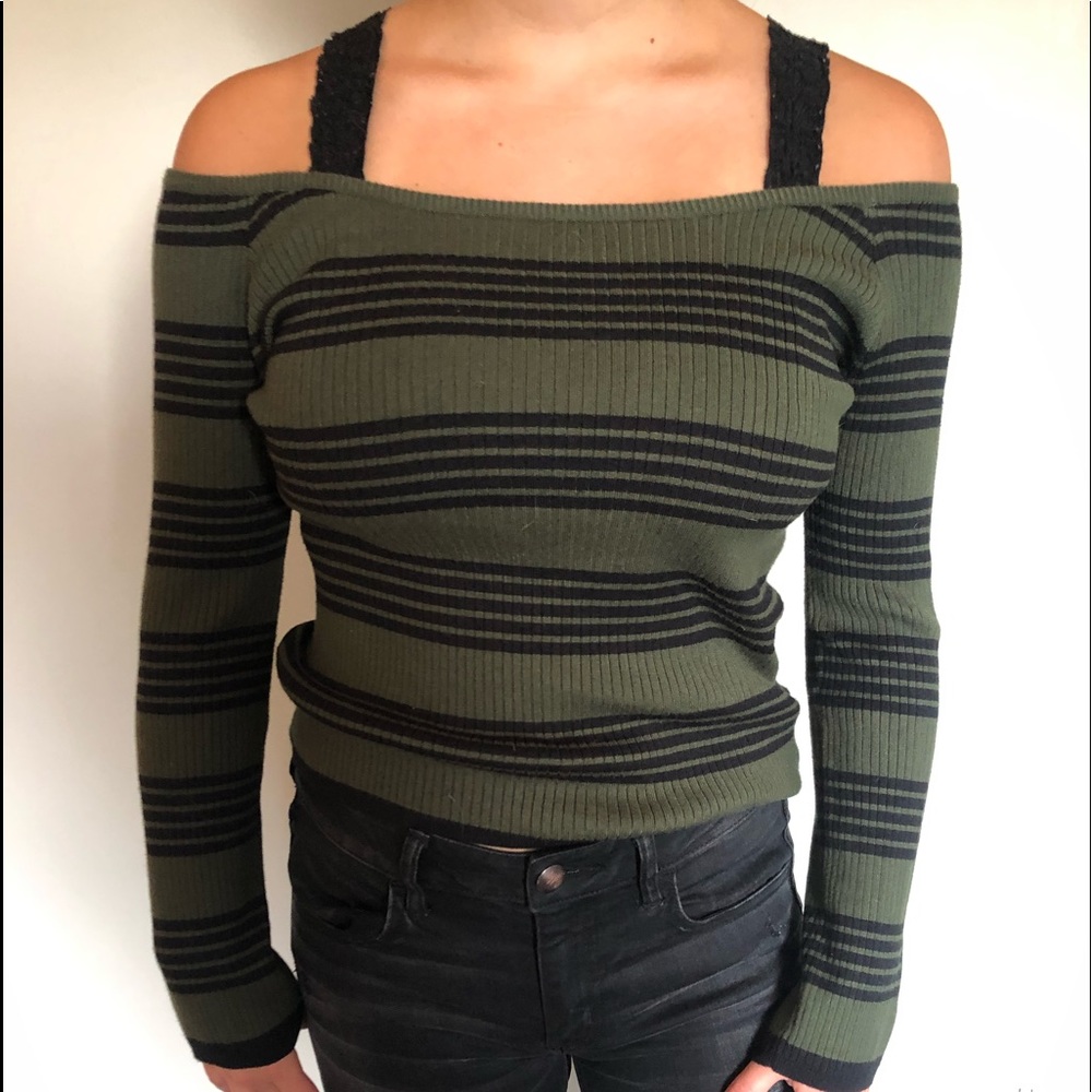 black&army green striped longsleeve (off shoulder)